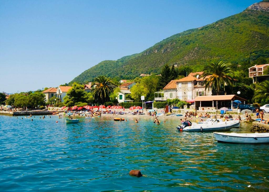 Vila Duricic 300M Od Mora Hotel Ðenovići Eksteriør billede